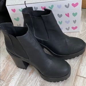 H&M Black heel boots 🥾